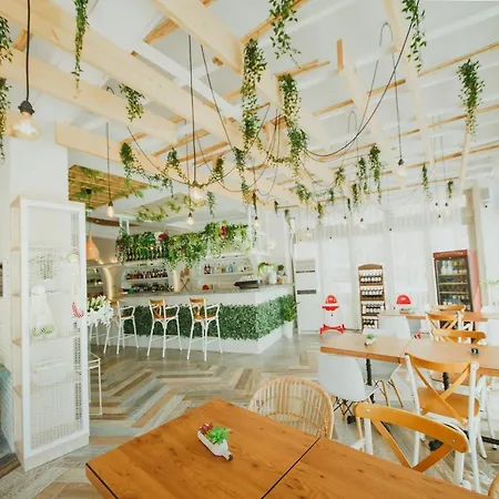 Ground Floor In Caesar & Spa, Long