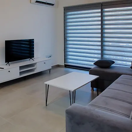 Ground Floor In Caesar & Spa, Long